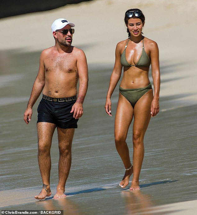 Montana Brown nóng bỏng gây 'chao đảo' ở biển ảnh 6