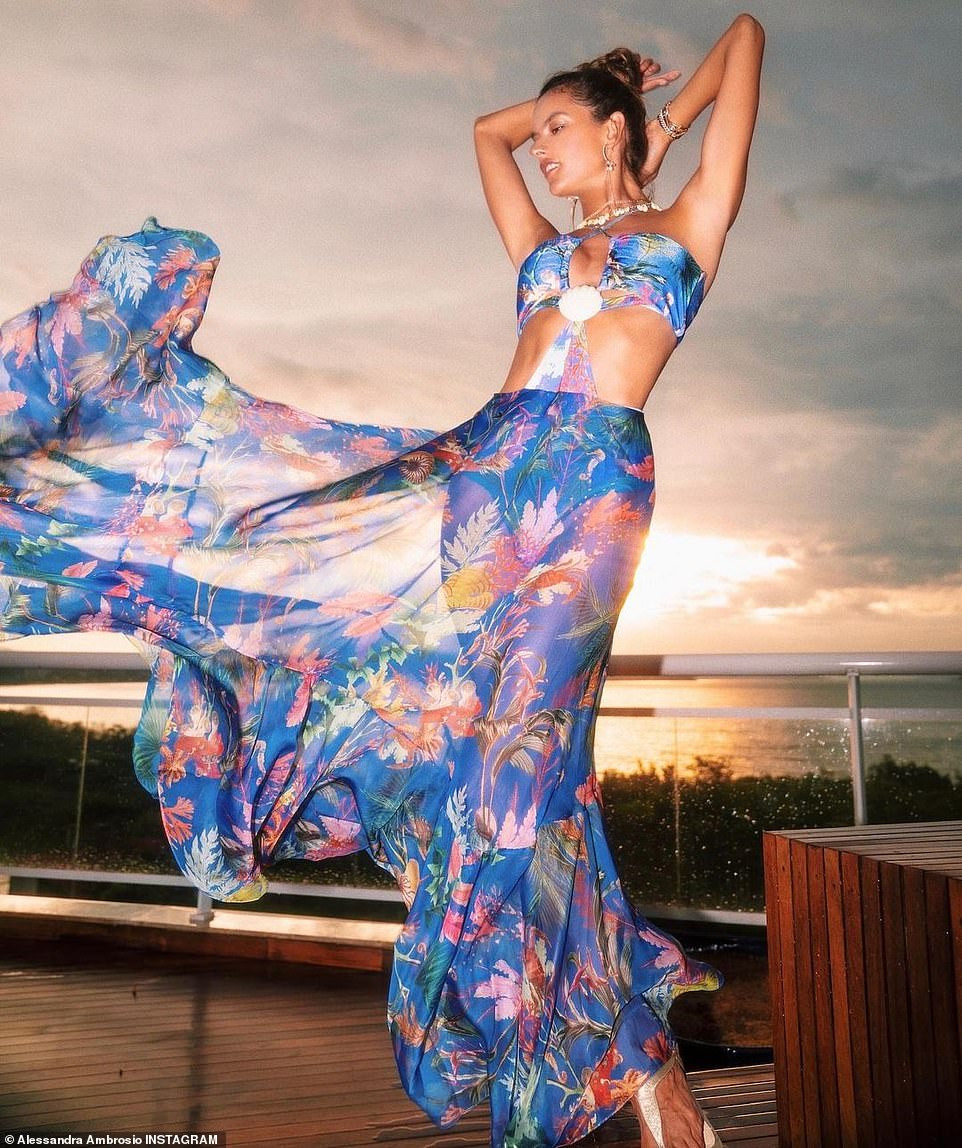 Siêu mẫu Brazil hút hồn phái mạnh với áo tắm ảnh 2