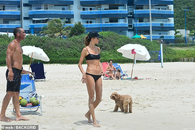 Alessandra Ambrosio đẹp như tạc tượng với bikini ở biển ảnh 1