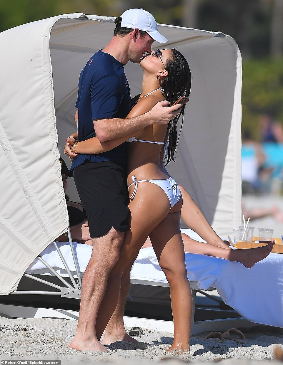 Mỹ nhân của tạp chí áo tắm danh tiếng Sports Illustrated 'bốc lửa' với bikini ở biển ảnh 7