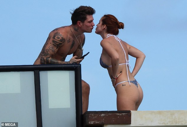 Bella Thorne mặc bikini nảy nở 'bốc lửa' khi đi biển với bạn trai ảnh 2