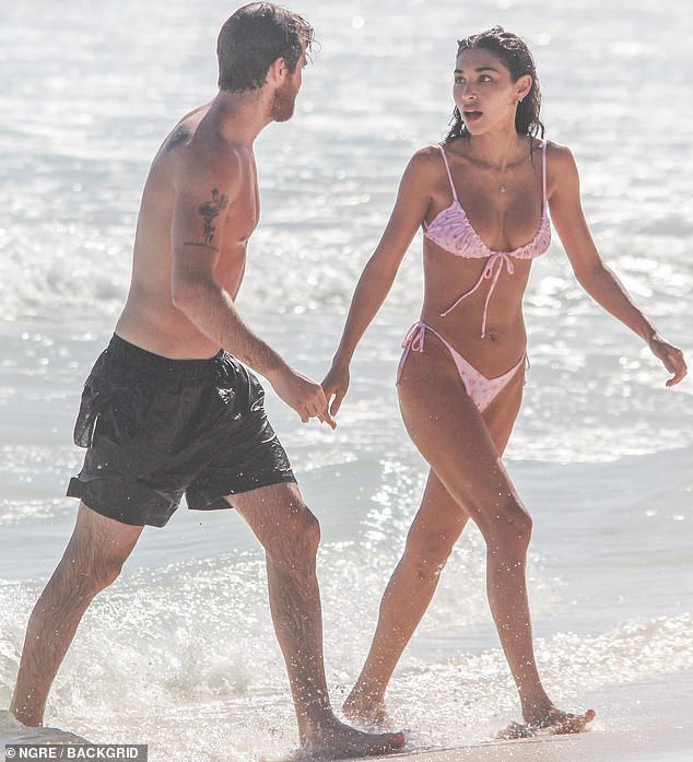 Hai mỹ nhân nóng bỏng của Hollywood 'đọ' dáng với bikini siêu bé ở biển ảnh 4