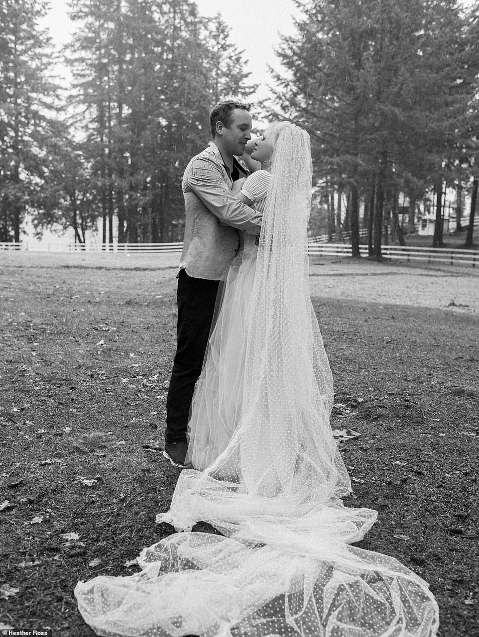 'Biểu tượng gợi cảm' Pamela Anderson kết hôn lần 6 ở tuổi 54 ảnh 2