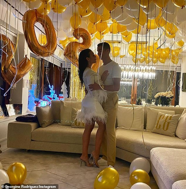 Bạn gái khoe nhẫn kim cương, tình tứ bên Cristiano Ronaldo ngày đầu năm ảnh 2