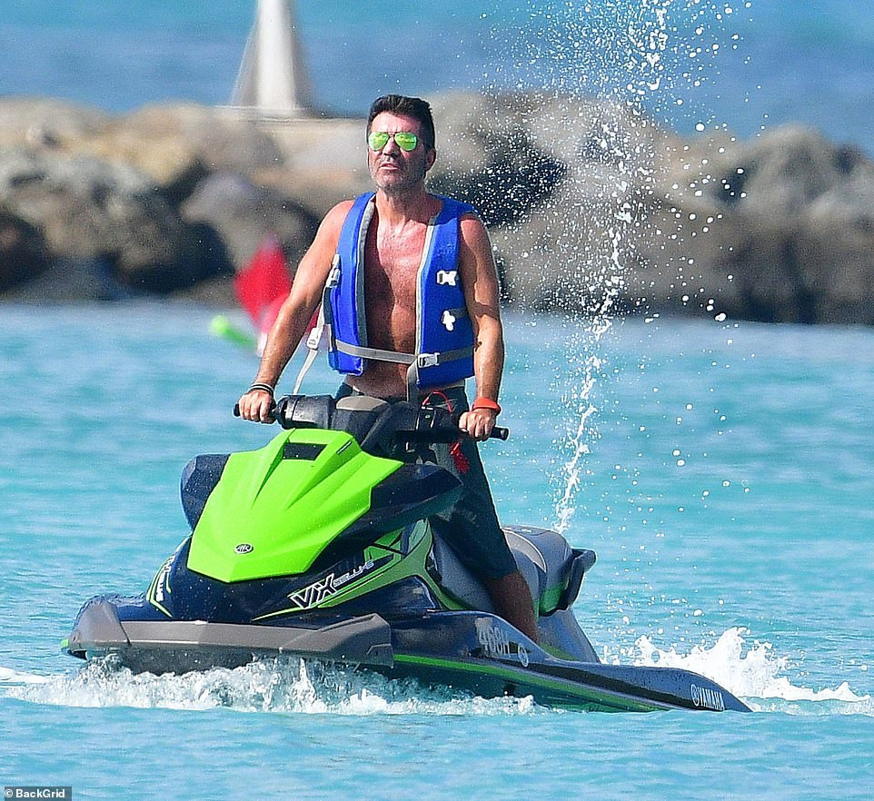 Vợ 'ông trùm giải trí' Simon Cowel nõn nà gợi cảm ở biển với bikini quây ảnh 5