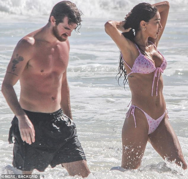 Hai mỹ nhân nóng bỏng của Hollywood 'đọ' dáng với bikini siêu bé ở biển ảnh 7