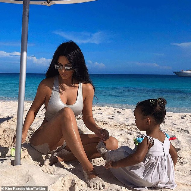 'Kim siêu vòng 3' tung ảnh áo tắm khoét hông cao táo bạo 'nảy lửa' ảnh 3