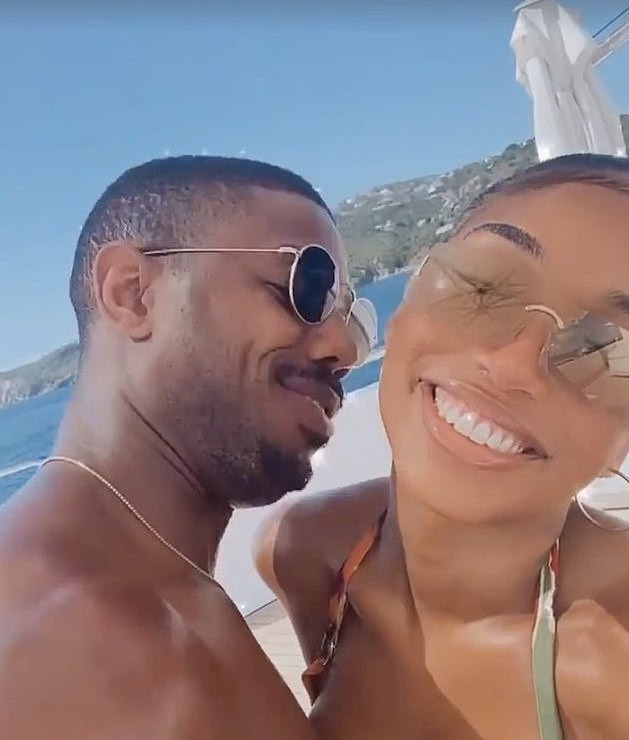 'Người đàn ông quyến rũ nhất hành tinh' âu yếm bạn gái nóng bỏng ở biển ảnh 1