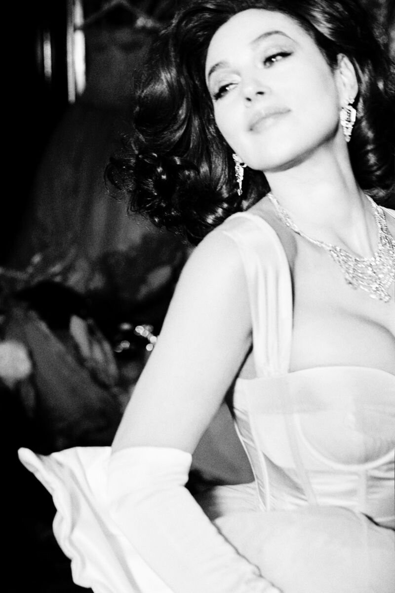 'Tượng đài nhan sắc' Monica Bellucci khoe ngực đầy, eo thon đẹp không tưởng ở tuổi U60 ảnh 8