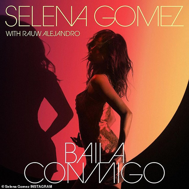 Selena Gomez mặc phong cách không nội y ra phố ảnh 5