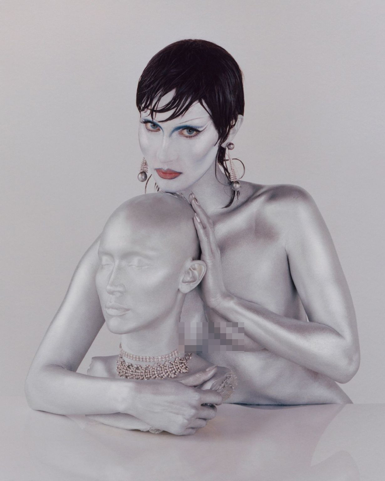 Bella Hadid khoe thể hình đẹp đáng kinh ngạc với ảnh bán nude ảnh 1