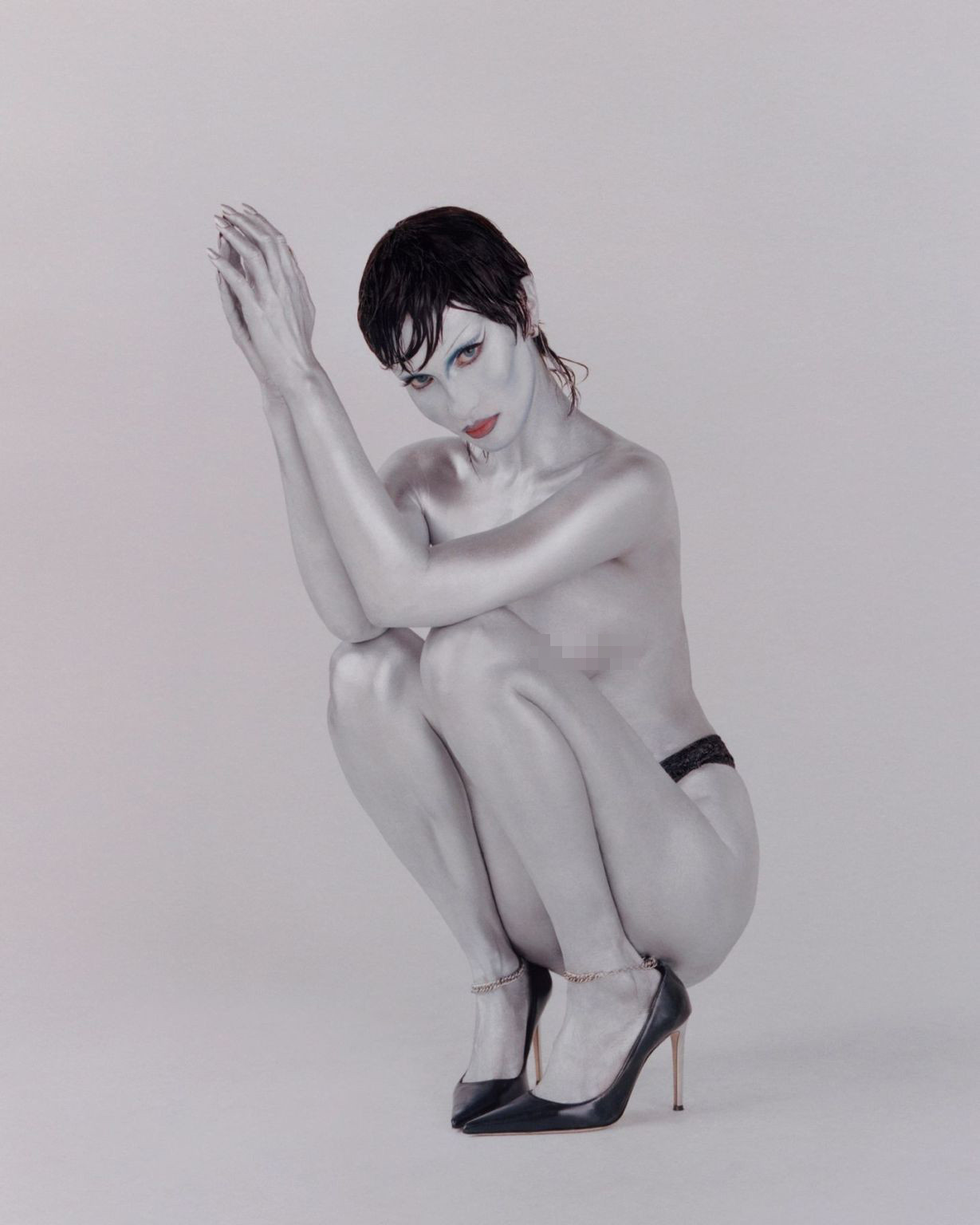 Bella Hadid khoe thể hình đẹp đáng kinh ngạc với ảnh bán nude ảnh 2