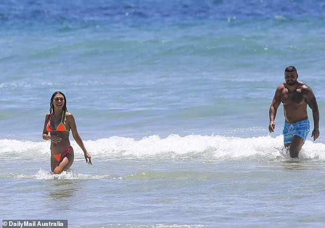 Kiki Morris nóng bỏng với bikini, vui đùa tình tứ bạn trai ở biển ảnh 3