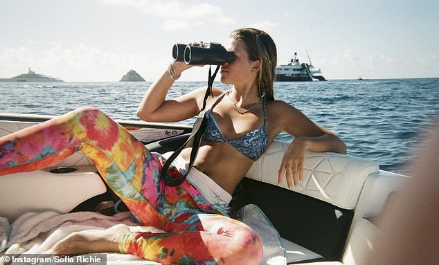 Sofia Richie khoe dáng gợi cảm bên bể bơi trong biệt thự 11 triệu USD ảnh 1