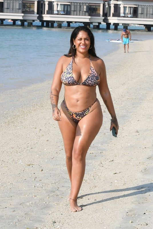 Sao truyền hình 9x tự tin khoe dáng ngoại cỡ với áo tắm ảnh 4