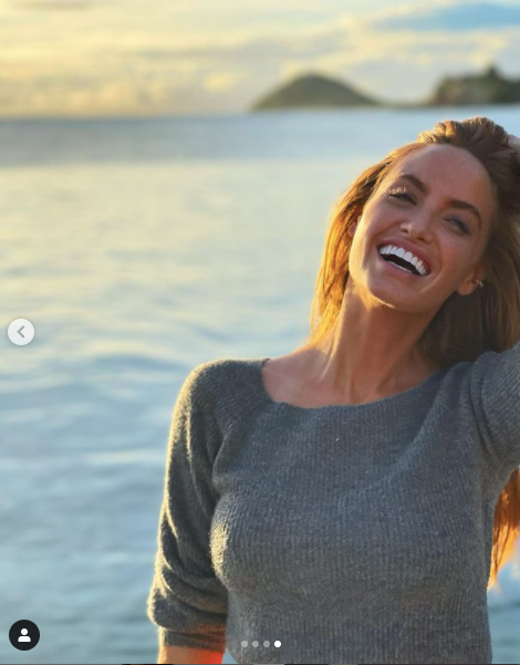 Siêu mẫu áo tắm Haley Kalil nóng bỏng ở biển ảnh 4