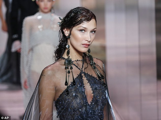 Siêu mẫu đắt giá Bella Hadid mặc xuyên thấu trình diễn thời trang ảnh 2