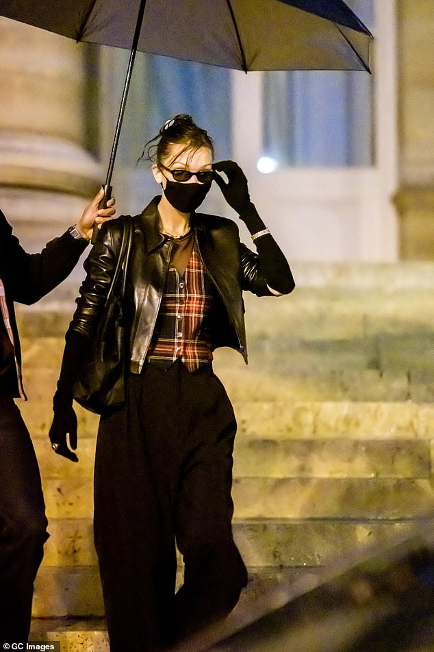 Siêu mẫu đắt giá Bella Hadid mặc xuyên thấu trình diễn thời trang ảnh 6