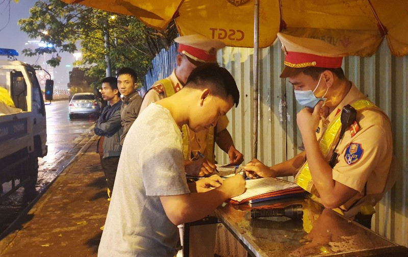 Hình ảnh hàng loạt 'xe vua' chở rác bị xử phạt ở Hà Nội ảnh 8