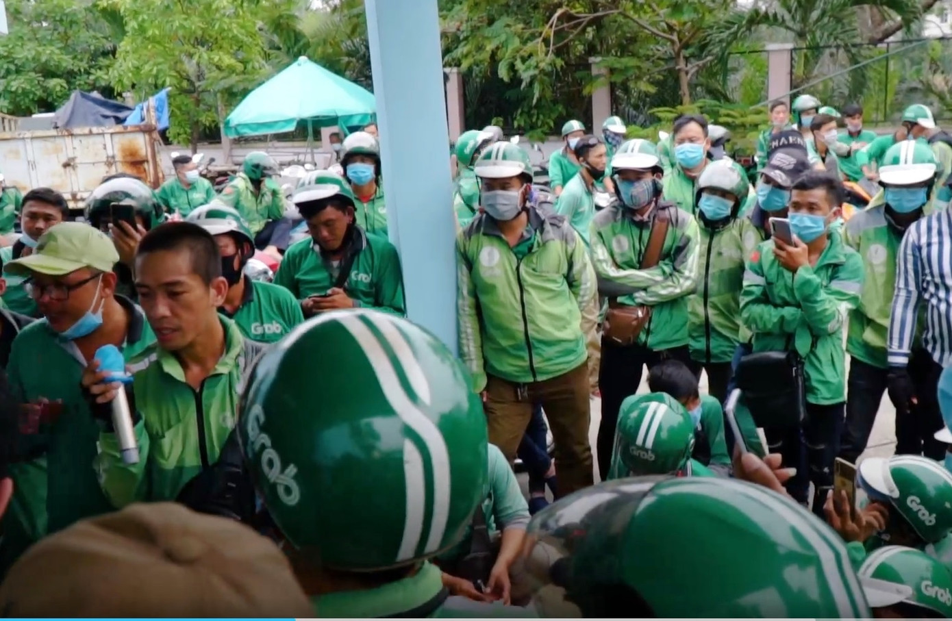 Tài xế diễu hành phản đối Grab tăng khấu trừ doanh thu ảnh 1