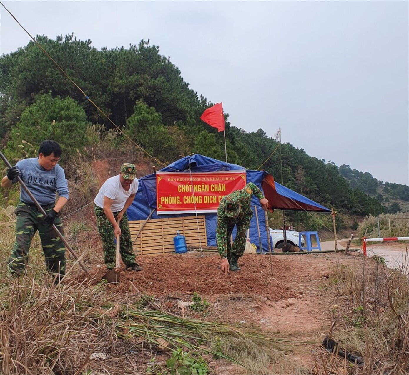 Dặm dài biên ải: Chống đại dịch trên núi ảnh 1