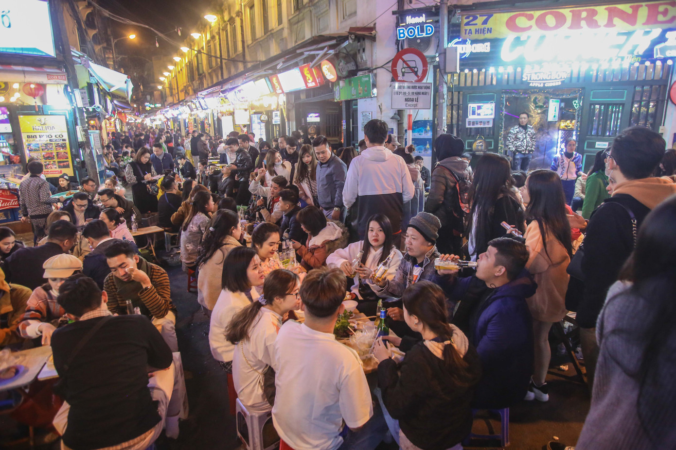 Du khách đến Hà Nội không lo phải 'ngủ sớm' ảnh 1