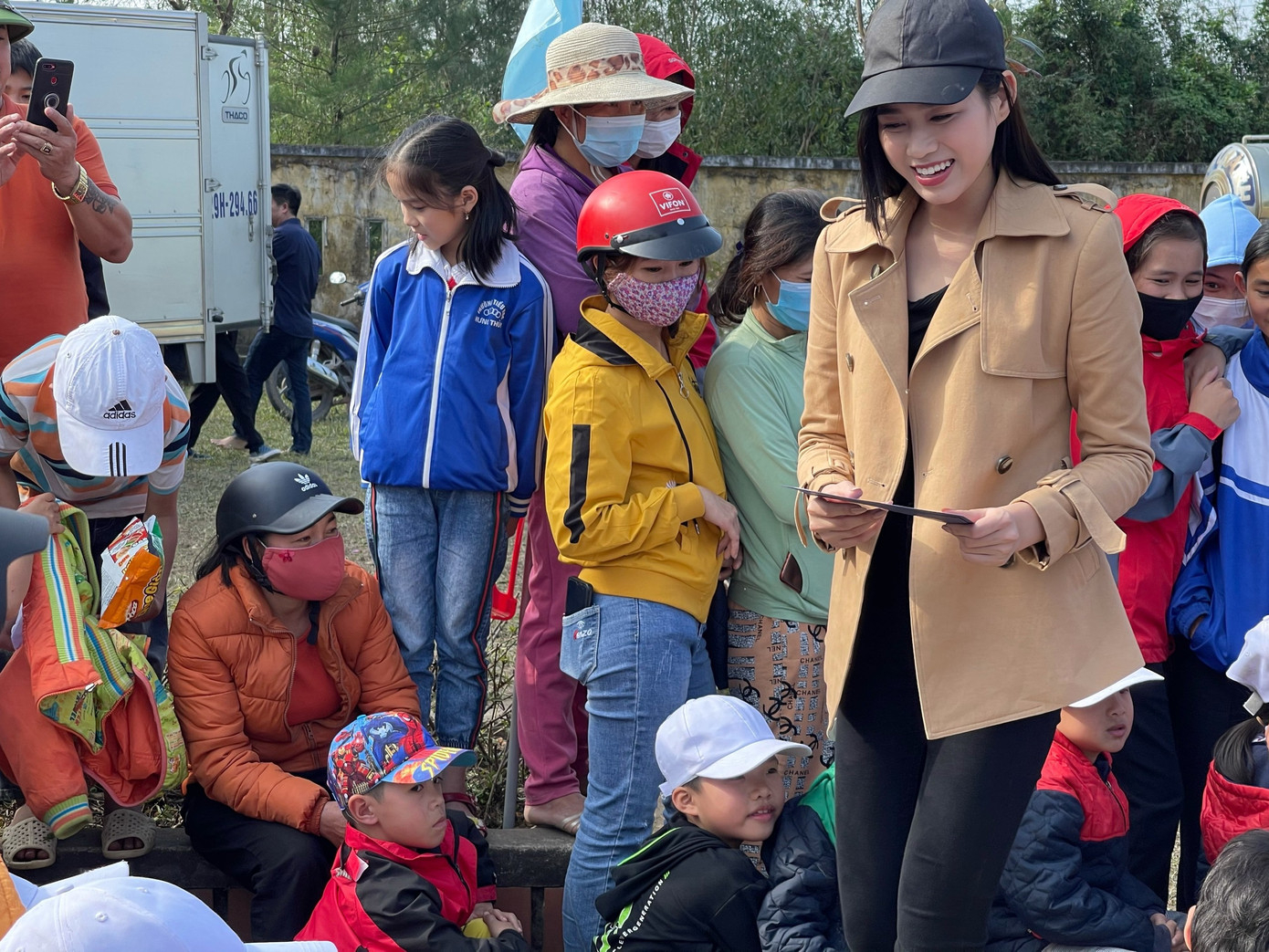 Hoa hậu Đỗ Thị Hà lần đầu trổ tài ca hát khi đi từ thiện ở Quảng Bình ảnh 1