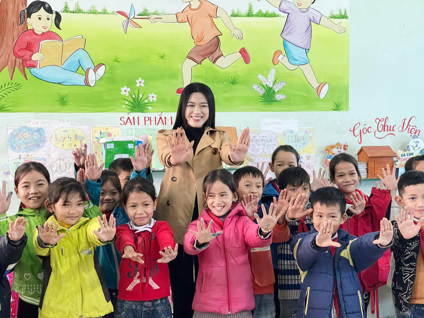 Mai Phương Thúy mặc kín mít vẫn gợi cảm, Diễm Hương khoe dáng nóng bỏng với bikini ảnh 10