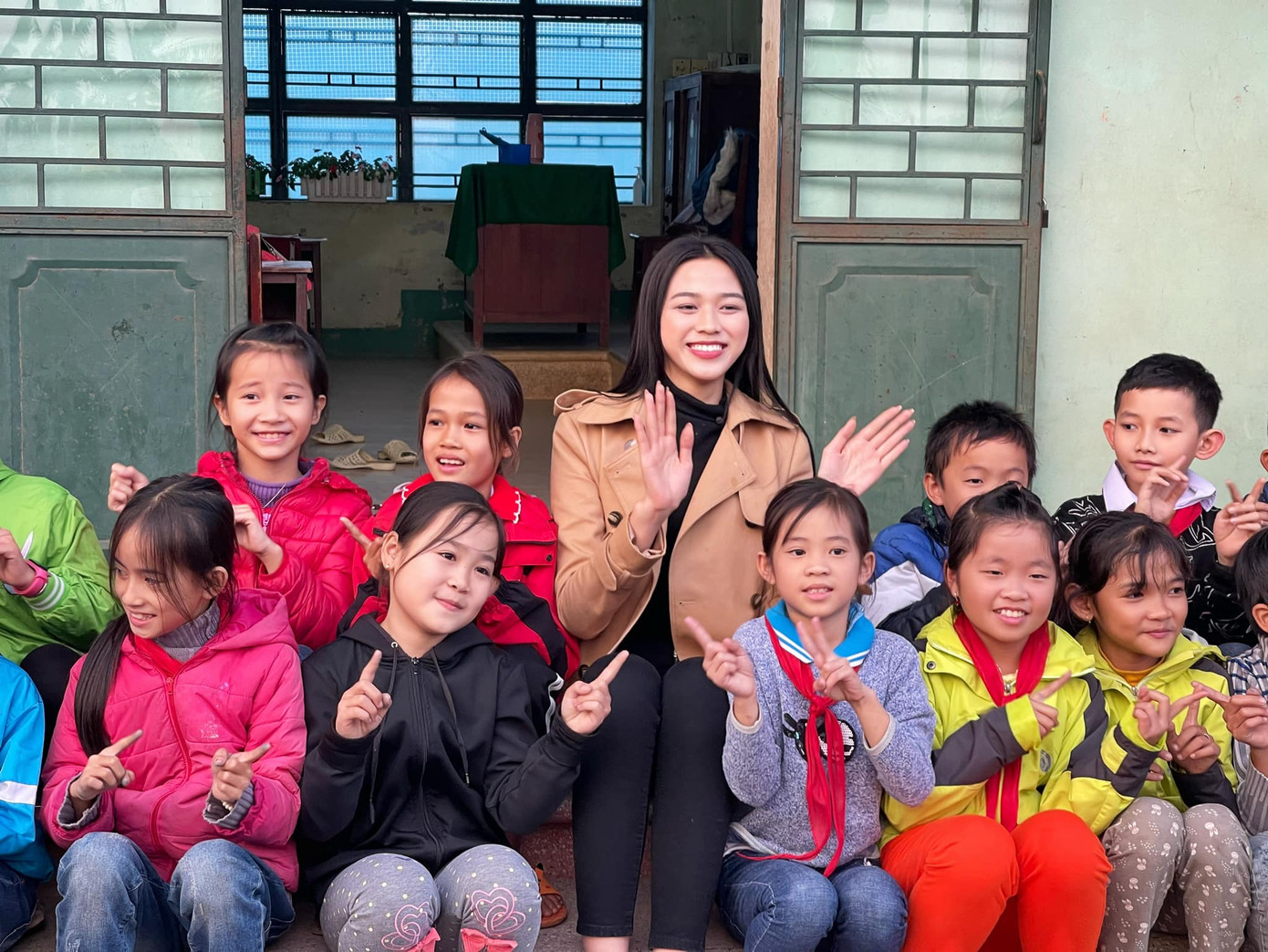 Mai Phương Thúy mặc kín mít vẫn gợi cảm, Diễm Hương khoe dáng nóng bỏng với bikini ảnh 11