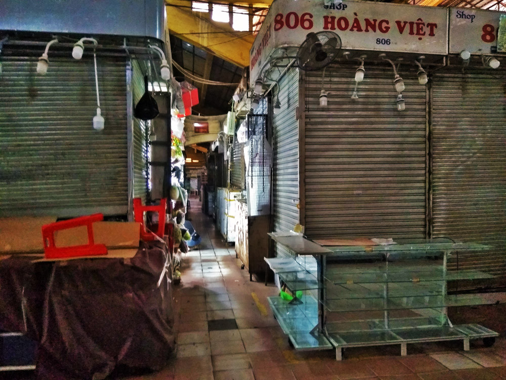 Cảnh vắng vẻ đìu hiu 'chưa từng thấy' ở chợ Bến Thành ảnh 7