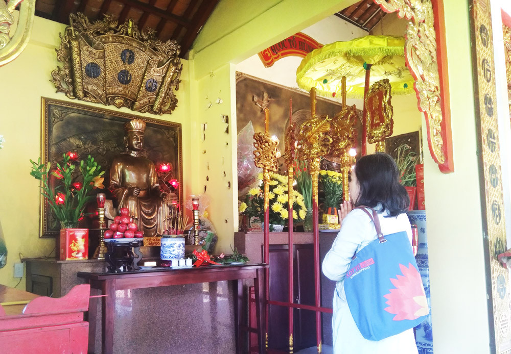 Người dân TPHCM đeo khẩu trang đến dâng hương tưởng nhớ vua Hùng ảnh 3