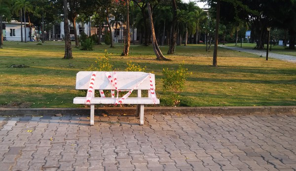Lý giải sau hình ảnh ghế đá công viên bị 'phong toả' tại TPHCM ảnh 1