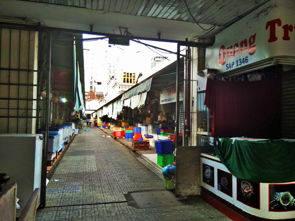 Cảnh vắng vẻ đìu hiu 'chưa từng thấy' ở chợ Bến Thành ảnh 6