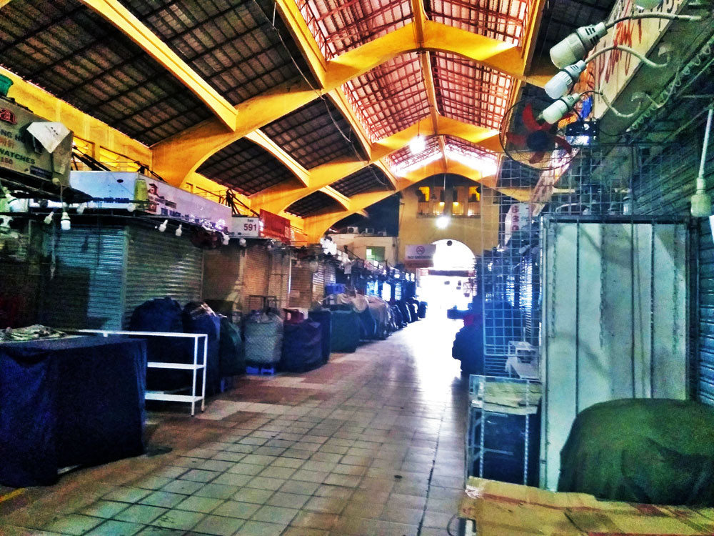 Cảnh vắng vẻ đìu hiu 'chưa từng thấy' ở chợ Bến Thành ảnh 8