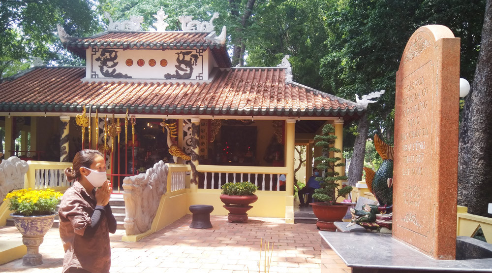 Người dân TPHCM đeo khẩu trang đến dâng hương tưởng nhớ vua Hùng ảnh 6