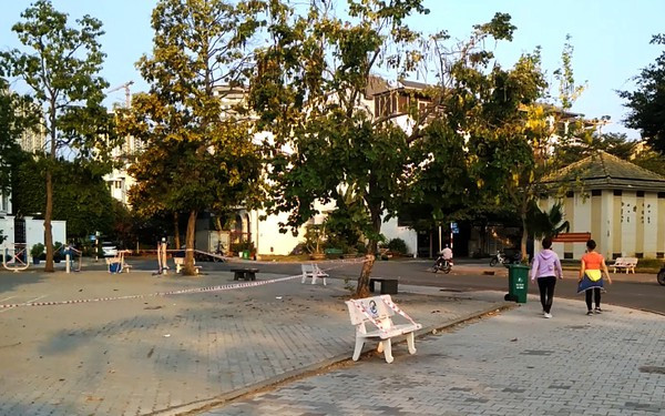 Lý giải sau hình ảnh ghế đá công viên bị 'phong toả' tại TPHCM ảnh 4