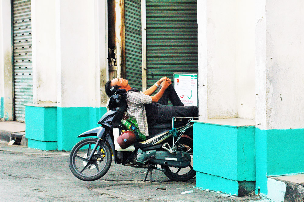 Cảnh vắng vẻ đìu hiu 'chưa từng thấy' ở chợ Bến Thành ảnh 2