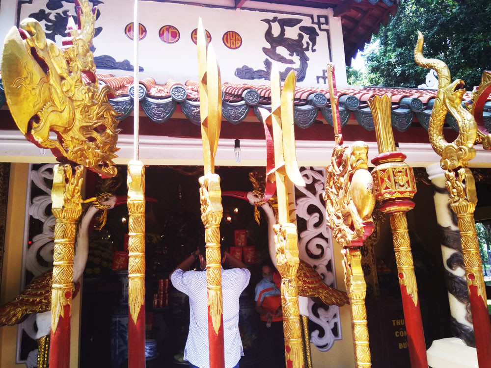 Người dân TPHCM đeo khẩu trang đến dâng hương tưởng nhớ vua Hùng ảnh 7