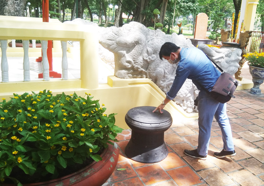 Người dân TPHCM đeo khẩu trang đến dâng hương tưởng nhớ vua Hùng ảnh 2