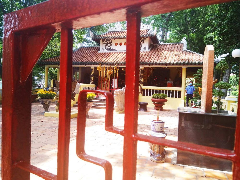 Người dân TPHCM đeo khẩu trang đến dâng hương tưởng nhớ vua Hùng ảnh 4