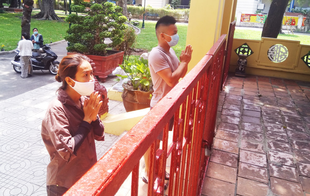 Người dân TPHCM đeo khẩu trang đến dâng hương tưởng nhớ vua Hùng ảnh 1