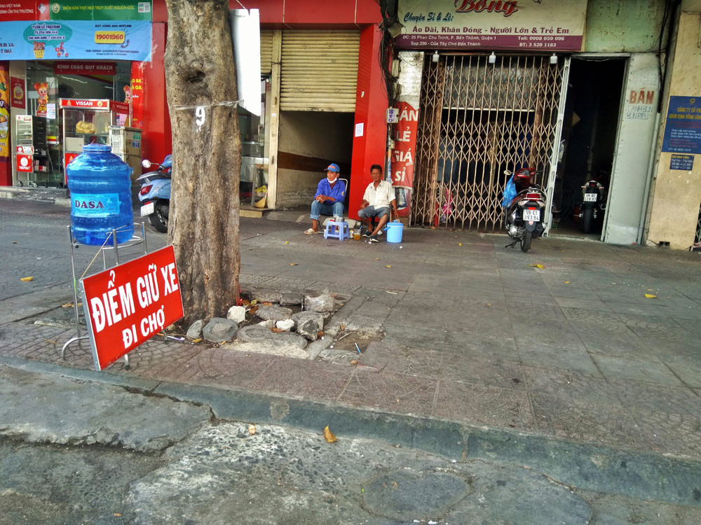 Cảnh vắng vẻ đìu hiu 'chưa từng thấy' ở chợ Bến Thành ảnh 5