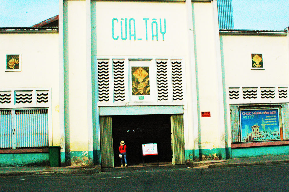 Cảnh vắng vẻ đìu hiu 'chưa từng thấy' ở chợ Bến Thành ảnh 1