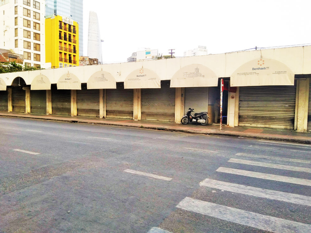 Cảnh vắng vẻ đìu hiu 'chưa từng thấy' ở chợ Bến Thành ảnh 3