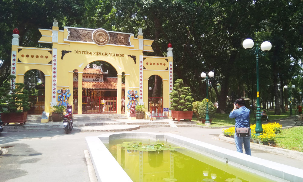 Người dân TPHCM đeo khẩu trang đến dâng hương tưởng nhớ vua Hùng ảnh 5