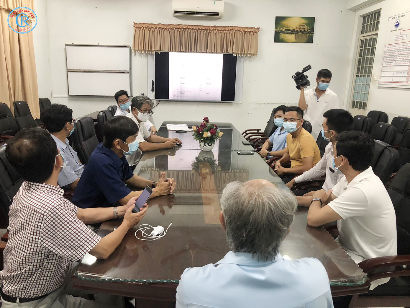 Những bác sĩ chống dịch Covid-19 xuyên đêm ảnh 2