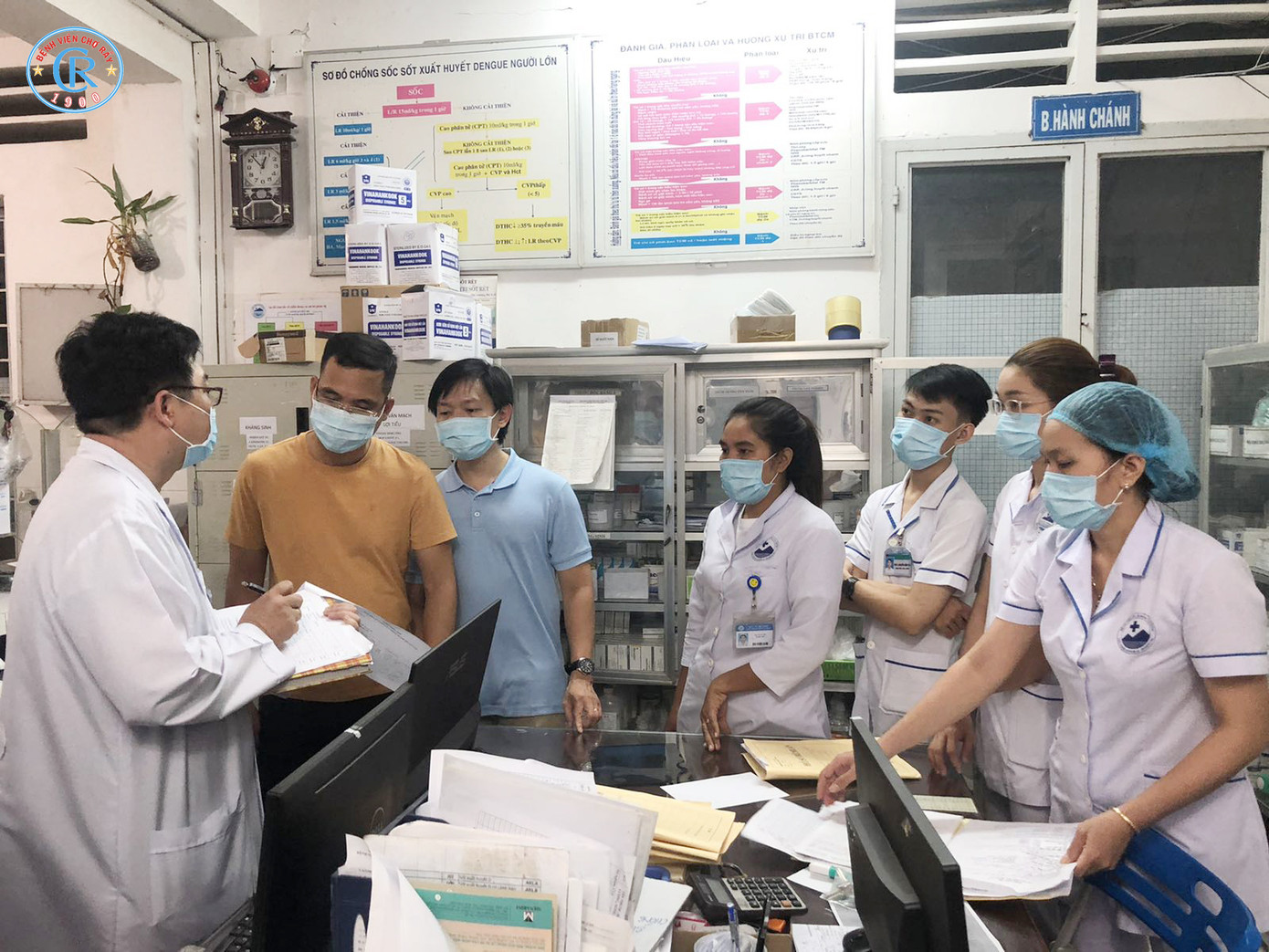 Những bác sĩ chống dịch Covid-19 xuyên đêm ảnh 1