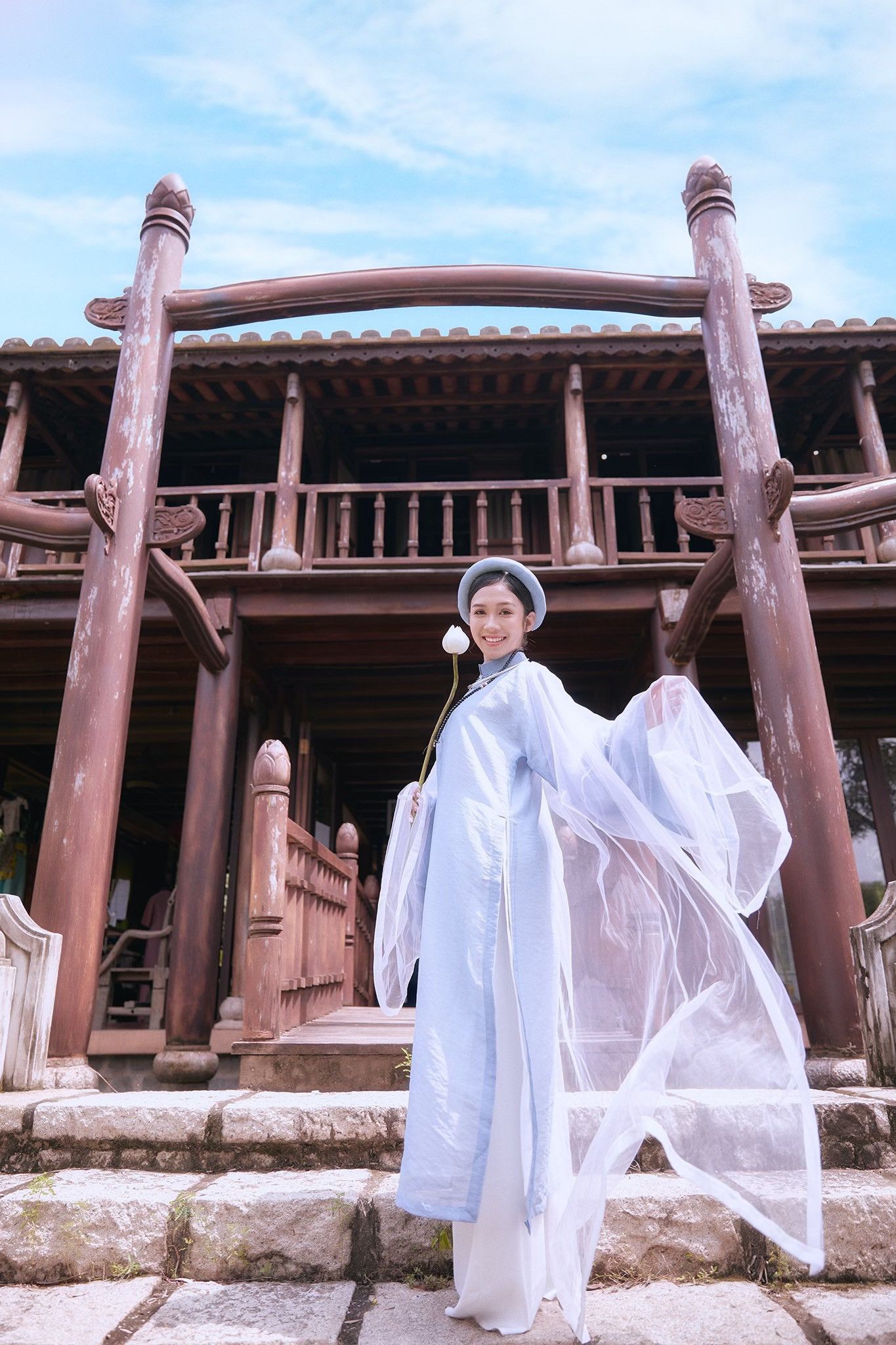 Hoa khôi Hutech đẹp dịu dàng trong áo dài cổ phục Việt Nam ảnh 11