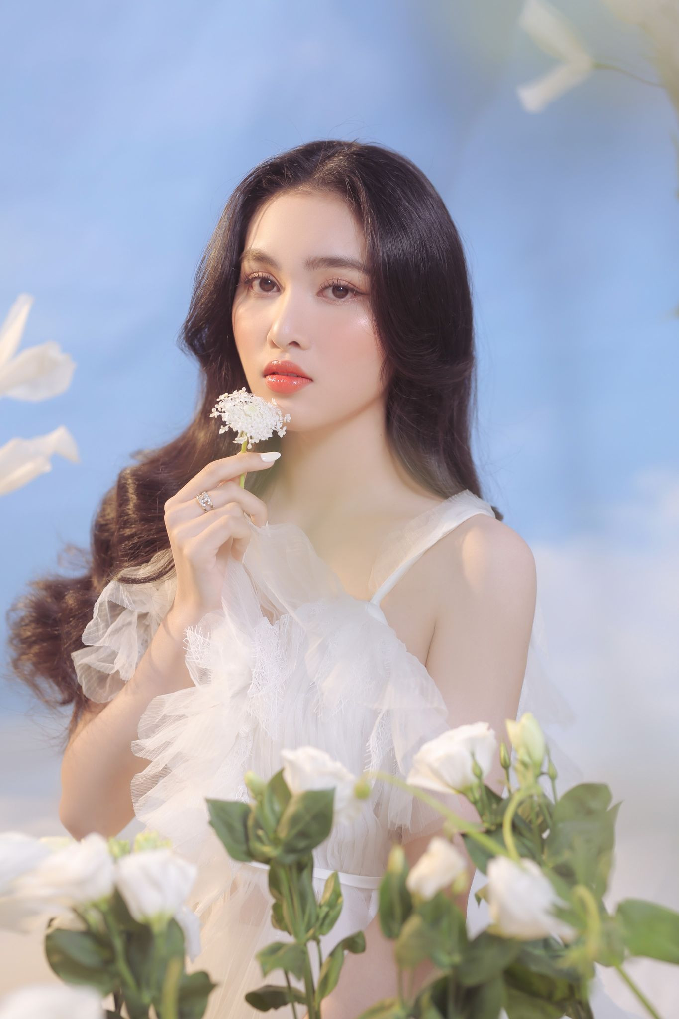 Người đẹp Hồng Nhung khoe vẻ đẹp hút hồn trong bộ ảnh đón năm mới ảnh 10