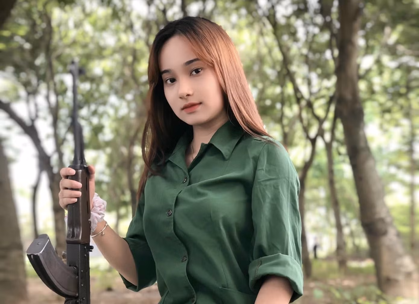 Cô nữ sinh trường ĐH Kinh tế TP Hồ Chí Minh khỏe khoắn, năng động trong bộ đồ quân sự ảnh 2